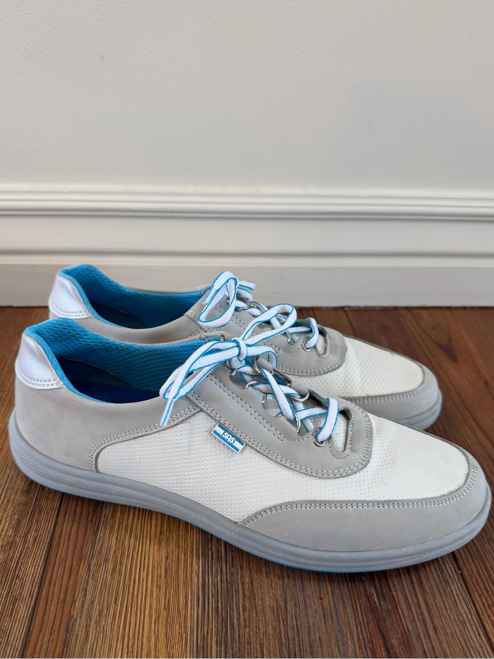 SAS Womens Sporty Silver Blue Lace Up Sneaker Shoes Sz 10N Leather USA made